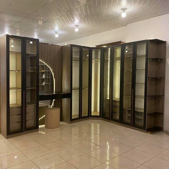 بلوم دولاب ملابس 6 أبواب وودي