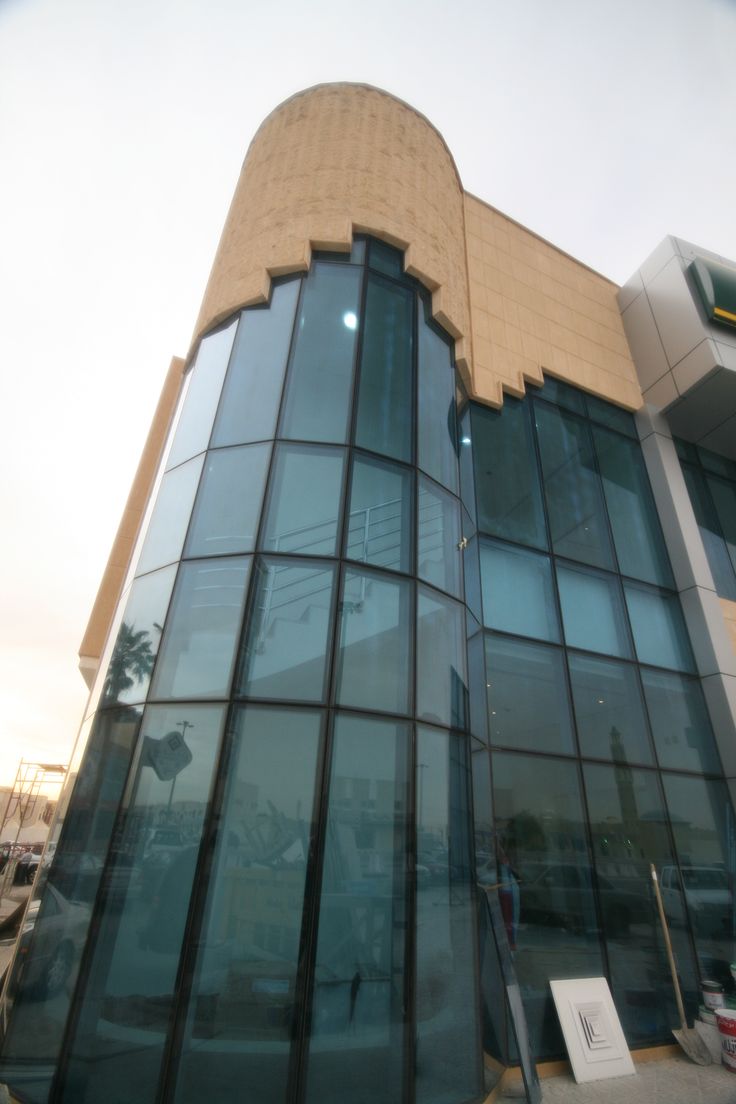 الواجهات الزجاجية الستائرية